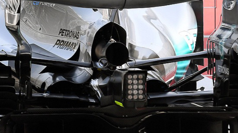 “Mercedes está rodando estos dos días de test sin los dos escapes de la wasteGate… Me pregunto qué buscarán y donde los llevarán…” @PiusGasso